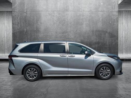 2023 Toyota Sienna LE