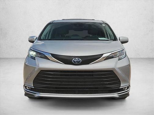 Celestial Silver Metallic 2023 Toyota Sienna XLE