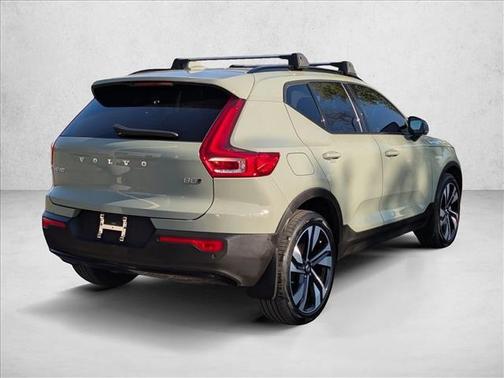 2024 Volvo XC40 B5 Ultimate Dark Theme