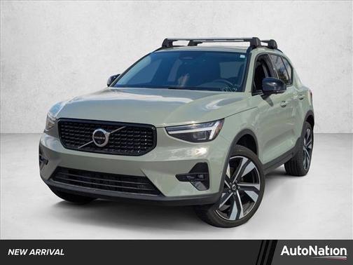 2024 Volvo XC40 B5 Ultimate Dark Theme
