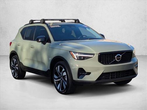 2024 Volvo XC40 B5 Ultimate Dark Theme