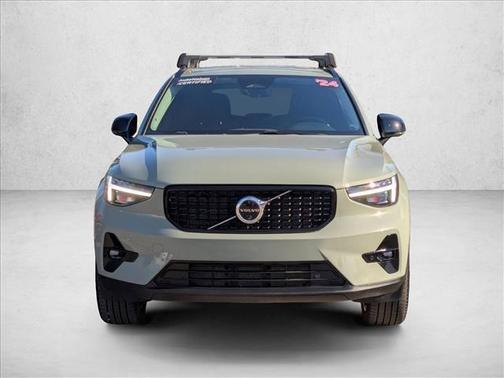 2024 Volvo XC40 B5 Ultimate Dark Theme