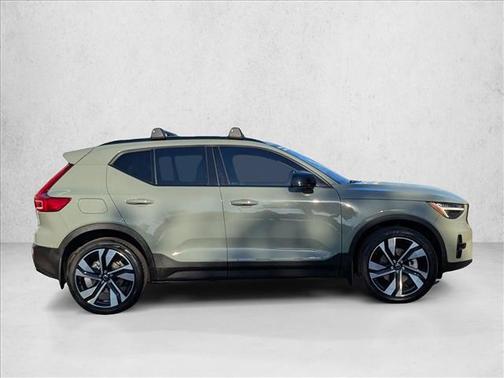 2024 Volvo XC40 B5 Ultimate Dark Theme