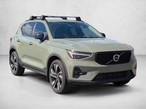 2024 Volvo XC40 B5 Ultimate Dark Theme