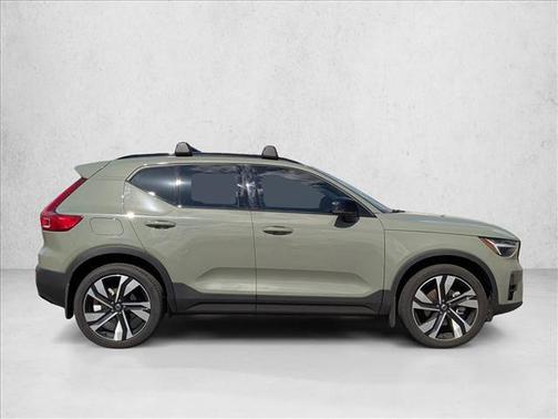 2024 Volvo XC40 B5 Ultimate Dark Theme