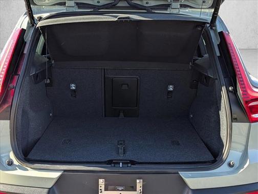 2024 Volvo XC40 B5 Ultimate Dark Theme