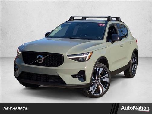 2024 Volvo XC40 B5 Ultimate Dark Theme