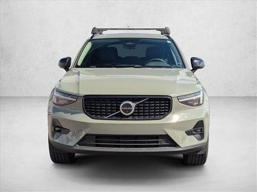 2024 Volvo XC40 B5 Ultimate Dark Theme