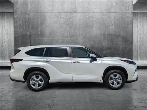 2025 Toyota Highlander LE