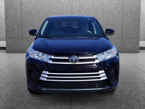 Photo 2 of 24 of 2019 Toyota Highlander LE