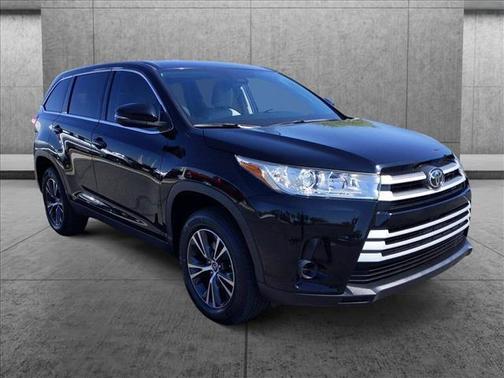 Photo 3 of 24 of 2019 Toyota Highlander LE