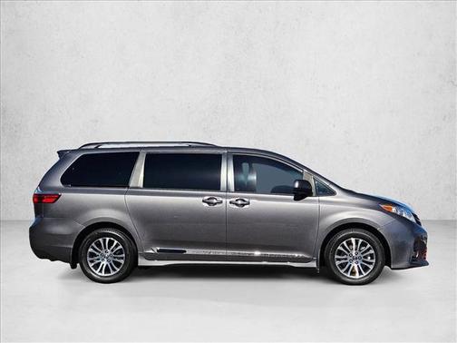 2020 Toyota Sienna XLE
