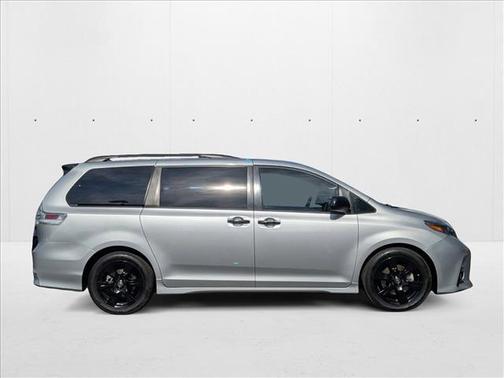 2020 Toyota Sienna SE