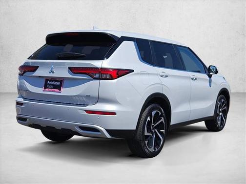 White Diamond 2024 Mitsubishi Outlander SE