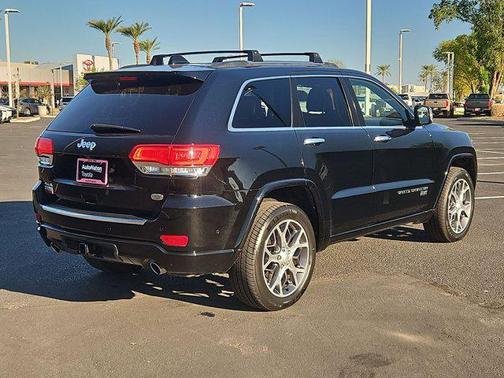 Diamond Black Crystal Pearlcoat 2020 Jeep Grand Cherokee Overland