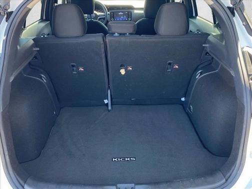 Aspen White/Super Black 2021 Nissan Kicks SR