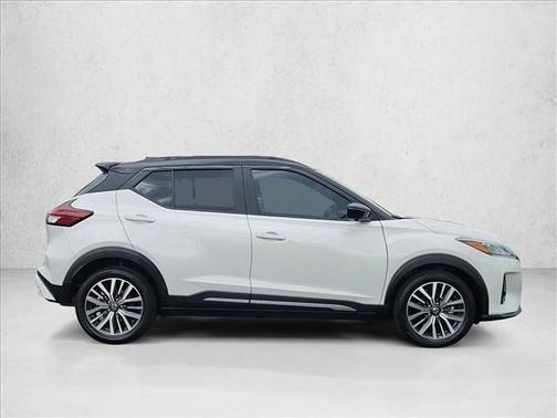 Aspen White/Super Black 2021 Nissan Kicks SR