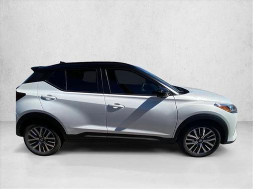 Aspen White/Super Black 2021 Nissan Kicks SR
