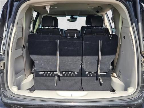 Brilliant Black Crystal Pearlcoat 2023 Chrysler Pacifica Touring L
