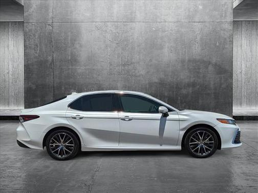 2024 Toyota Camry Hybrid XLE