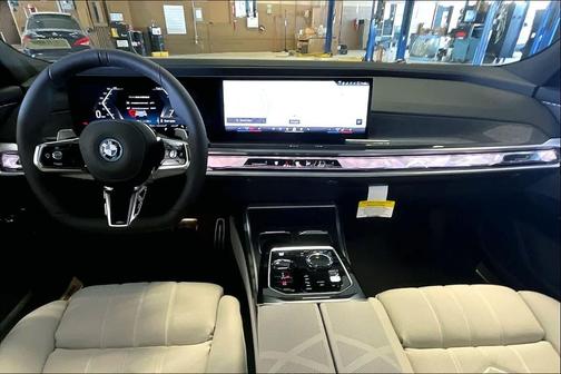 2025 BMW 750e i xDrive