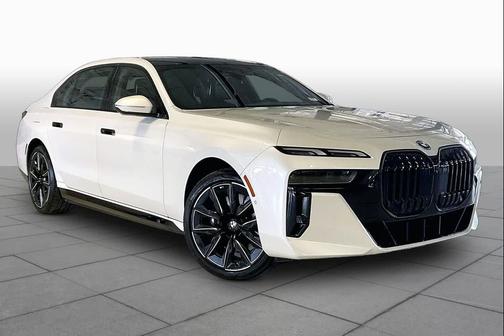 Mineral White Metallic 2025 BMW i7 xDrive60