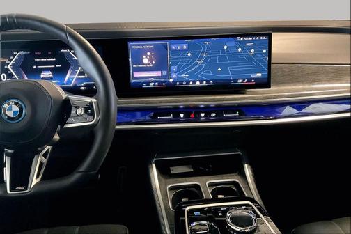 Mineral White Metallic 2025 BMW i7 xDrive60