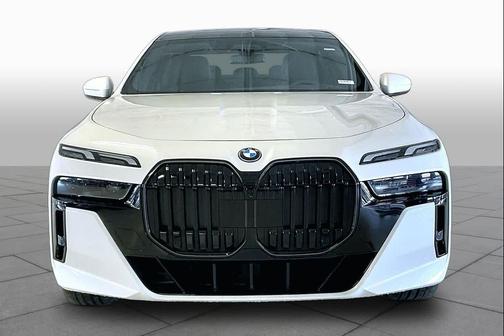 Mineral White Metallic 2025 BMW i7 xDrive60
