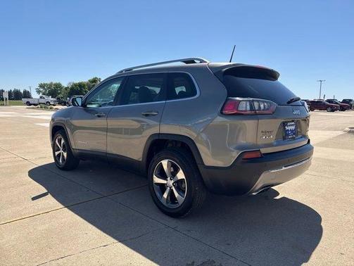 Beige 2019 Jeep Cherokee Limited