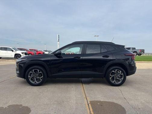 Mosaic Black Metallic 2026 Chevrolet Trax LT
