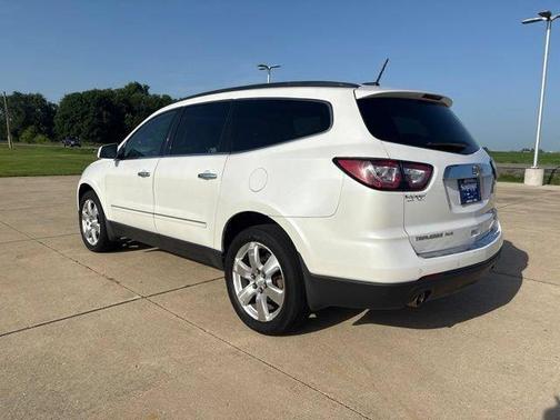 Iridescent Pearl Tricoat 2017 Chevrolet Traverse Premier