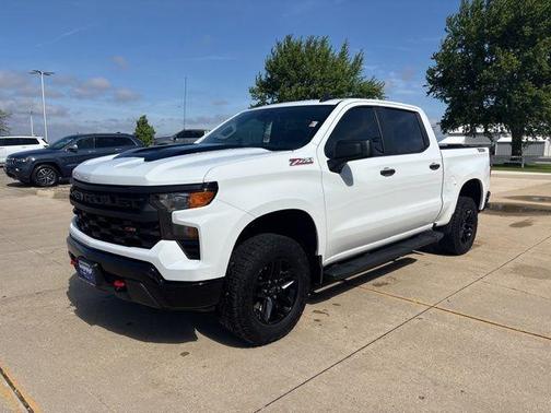 Summit White 2025 Chevrolet Silverado 1500 Custom Trail Boss