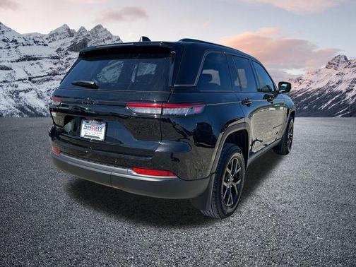Diamond Black Crystal Pearlcoat 2026 Jeep Grand Cherokee Altitude