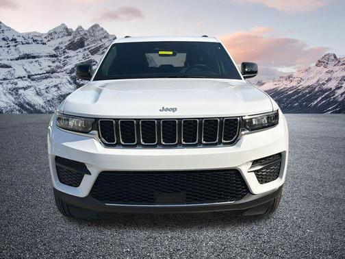 Bright White Clearcoat 2026 Jeep Grand Cherokee Laredo
