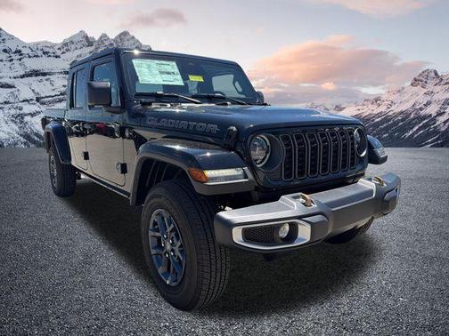 Black Clearcoat 2026 Jeep Gladiator 85th Anniversary Edition