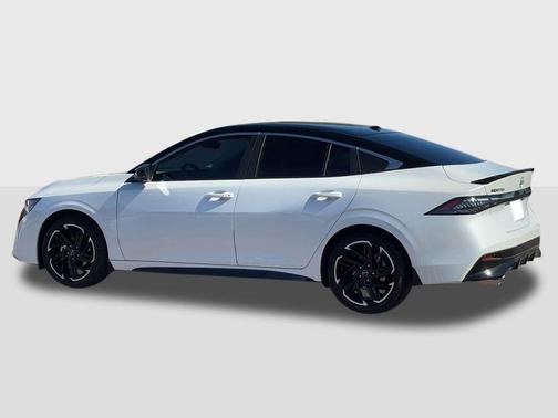 Aspen White Tricoat/Super Black 2026 Nissan Sentra SR