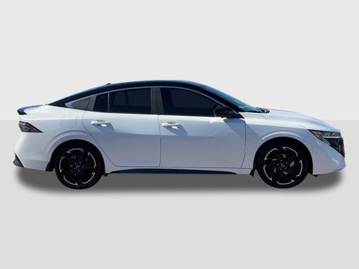 Aspen White Tricoat/Super Black 2026 Nissan Sentra SR