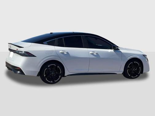 Aspen White Tricoat/Super Black 2026 Nissan Sentra SR