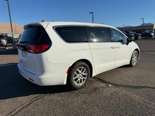 2024 Chrysler Voyager LX