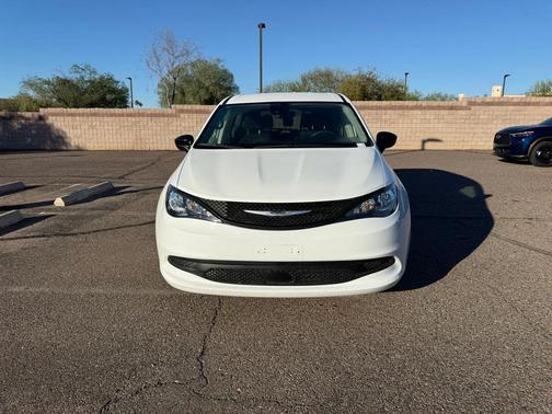 2024 Chrysler Voyager LX