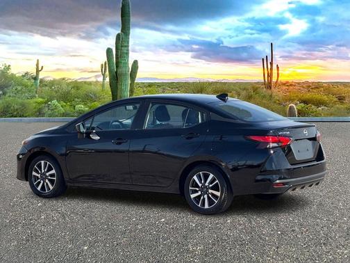 Super Black 2025 Nissan Versa 1.6 SV