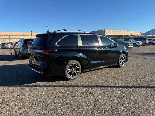 2025 Toyota Sienna Platinum