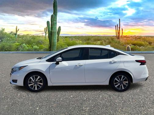 Aspen White Tricoat 2025 Nissan Versa 1.6 SV