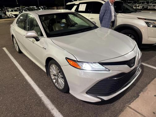 2020 Toyota Camry Hybrid XLE