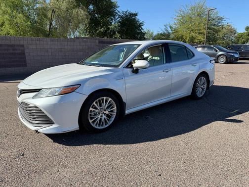 2020 Toyota Camry Hybrid XLE