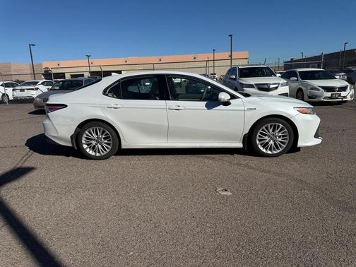 2020 Toyota Camry Hybrid XLE