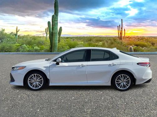 2020 Toyota Camry Hybrid XLE