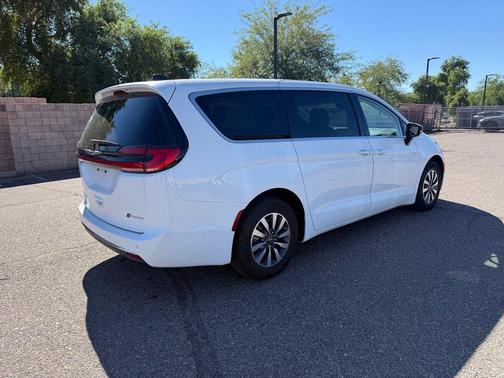 Bright White Clearcoat 2024 Chrysler Pacifica Hybrid Select