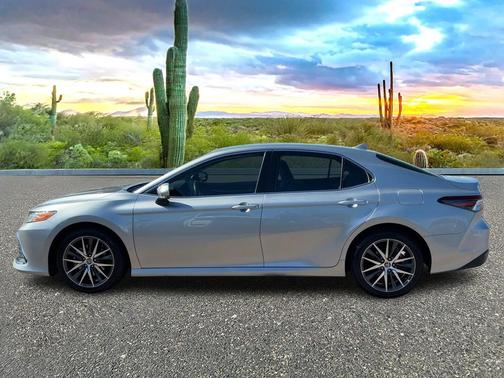 2022 Toyota Camry Hybrid XLE