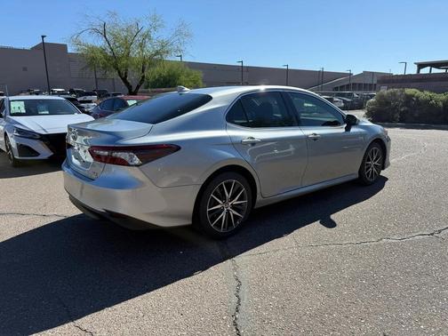 2022 Toyota Camry Hybrid XLE